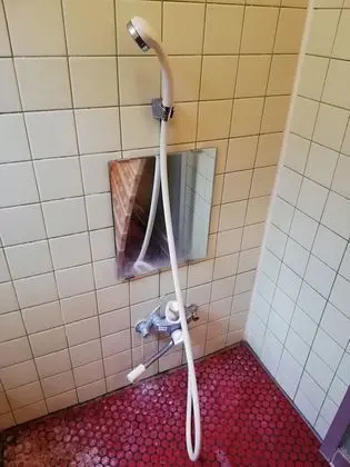 İki Ayrı Yataklı Oda, Ortak Banyo