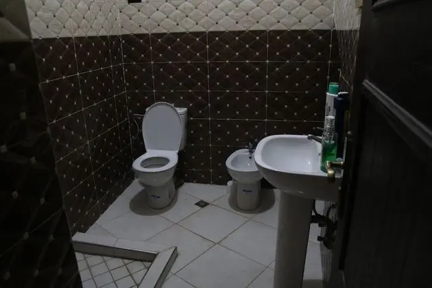 Dört Kişilik Oda, Ortak Banyo