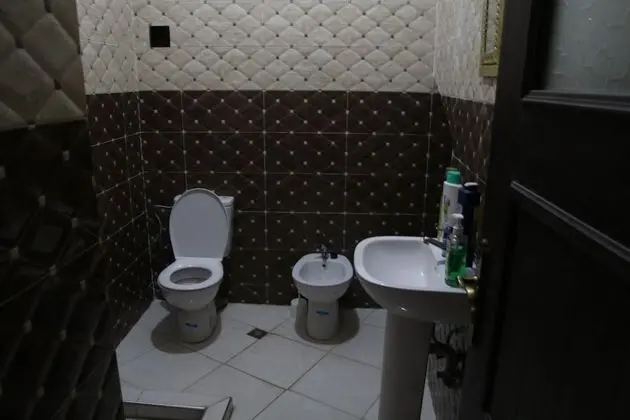 Dört Kişilik Oda, Ortak Banyo