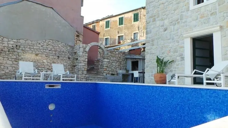 Ev (Tanja - with pool - H(4))