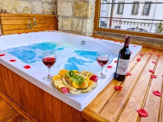 King Suite, Jakuzili