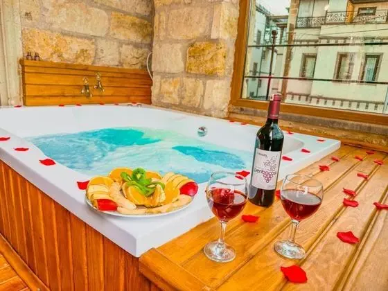 King Suite, Jakuzili