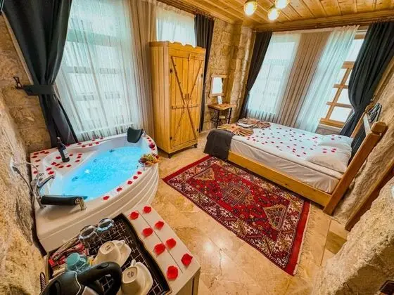 Stone Suite, Jakuzili