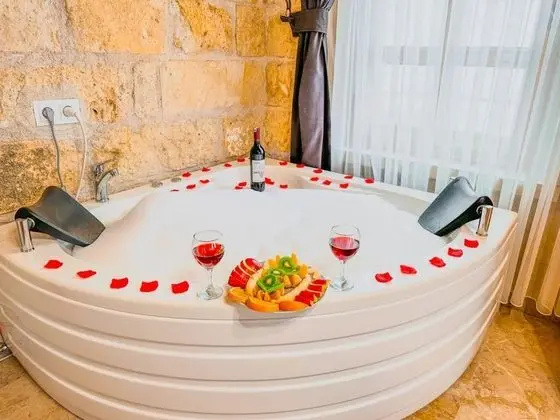 Stone Suite, Jakuzili