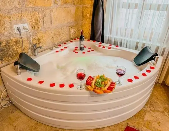Stone Suite, Jakuzili