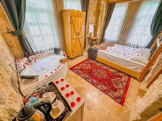 Stone Suite, Jakuzili