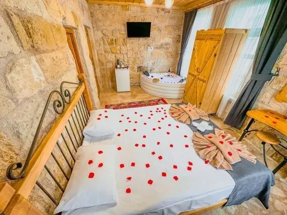Stone Suite, Jakuzili