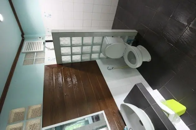 Standard Hot Shower TV Air Con
