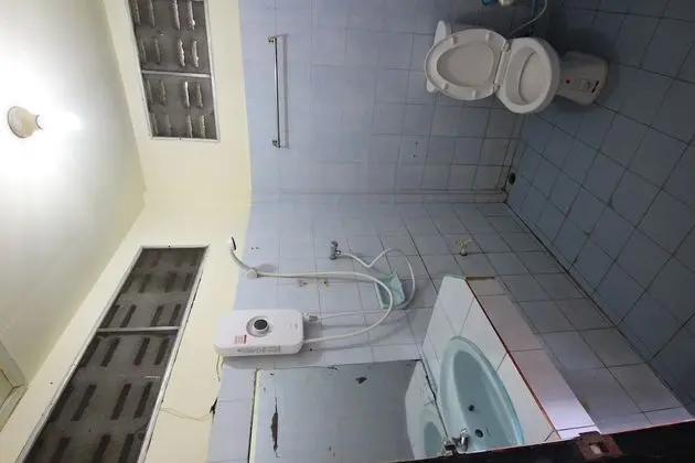 Standard Hot Shower TV Air Con