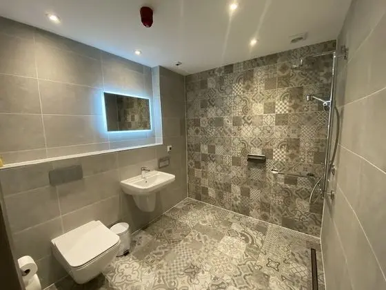 Deluxe Tek Büyük Yataklı Oda, Özel Banyo, Zemin Kat (Room 1)