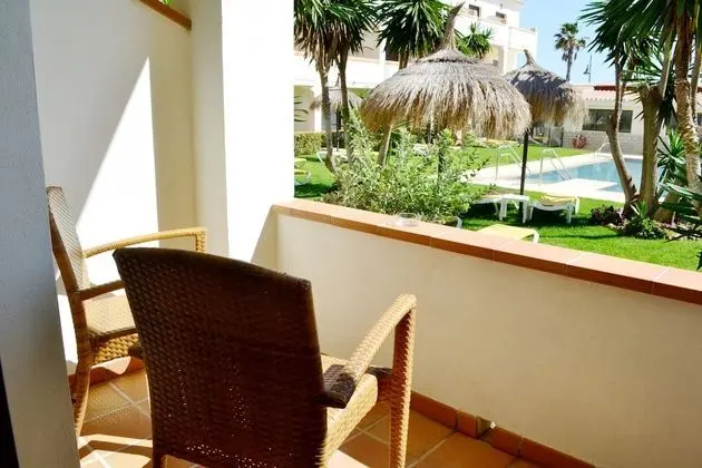 Individual planta baja con terraza, jardín y piscina