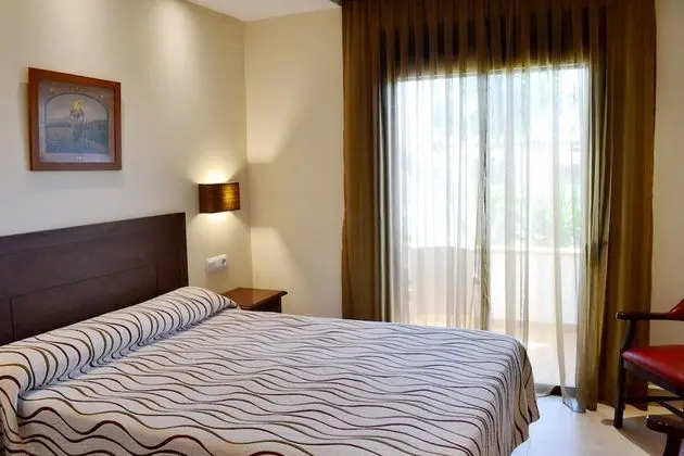 Individual planta baja con terraza, jardín y piscina