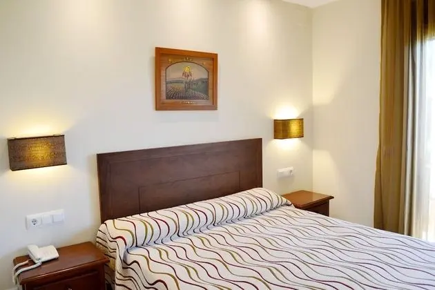 Individual planta baja con terraza, jardín y piscina