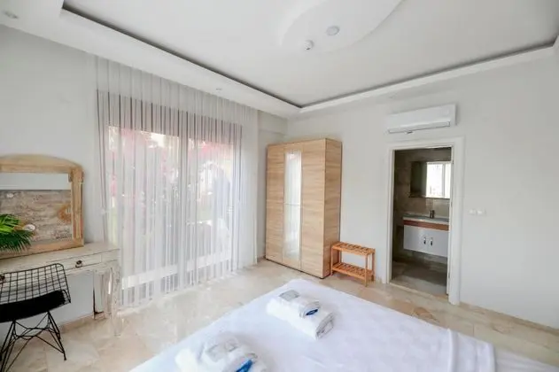 Balkonlu Superior Oda, Dağ veya Havuz Manzaralı, 2. Kat