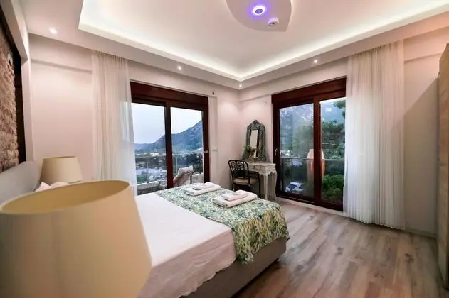 Balkonlu Superior Oda, Dağ veya Havuz Manzaralı, 2. Kat