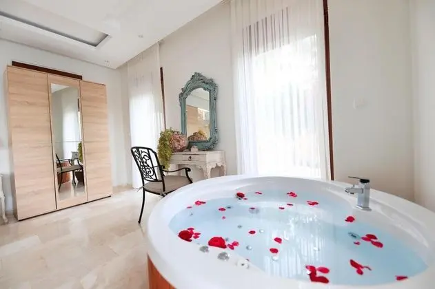 Deluxe Oda, Dağ veya Havuz Manzaralı, 2. Kat