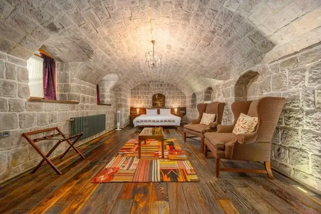 Deluxe Cave