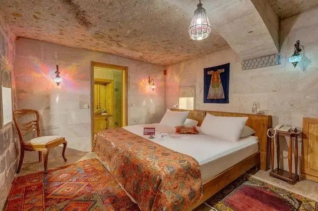 Deluxe Cave Room