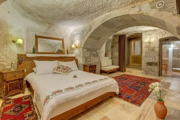 Deluxe Cave Room