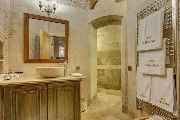 Deluxe Cave Room