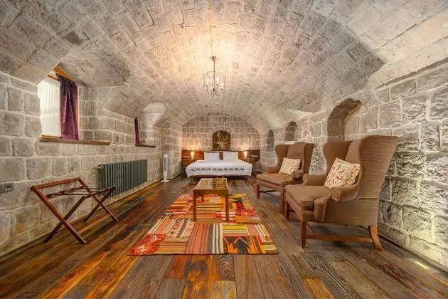 Deluxe Cave Room