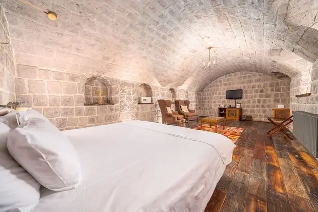 Deluxe Cave Room