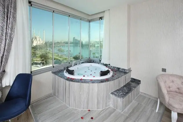 Suite, Göl Manzaralı, Jakuzili