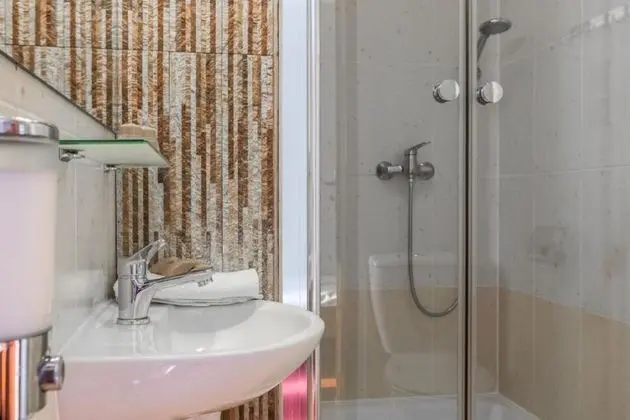 Üç Kişilik Oda, Özel Banyo