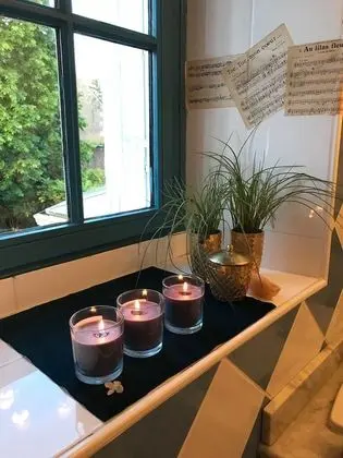 Tek Büyük Yataklı Oda, Avlu Manzaralı (Folie de Ginette)