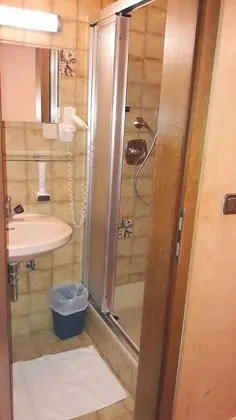 Üç Kişilik Oda