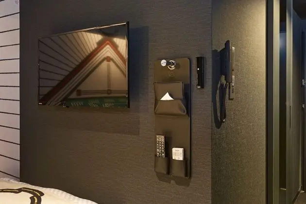 Üç Kişilik Oda, Sigara İçilmez