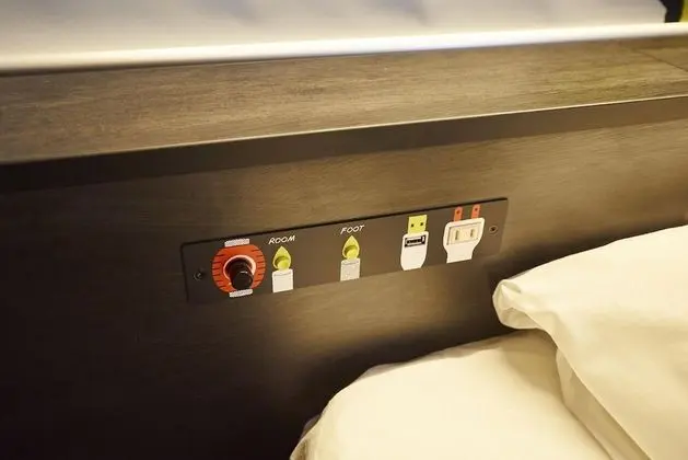 Üç Kişilik Oda, Sigara İçilmez