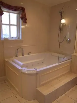 Family Süit (Four poster bed)