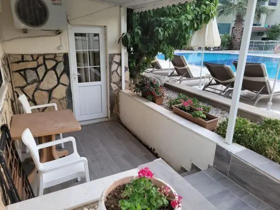 Daire-Zemin Kat,Havuz Manzaralı,Yarı Bodrum Kat