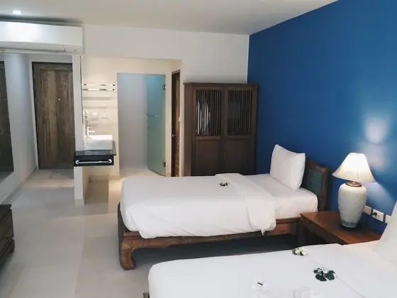 Deluxe Pool Access