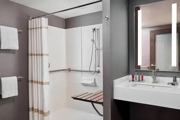 Oda, 2 Büyük (Queen) Boy Yatak (Mobility Accessible, Roll-In Shower)