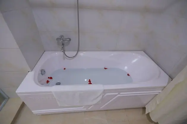 Royal Tek Büyük Yataklı Oda, Sigara İçilebilir, Küvet