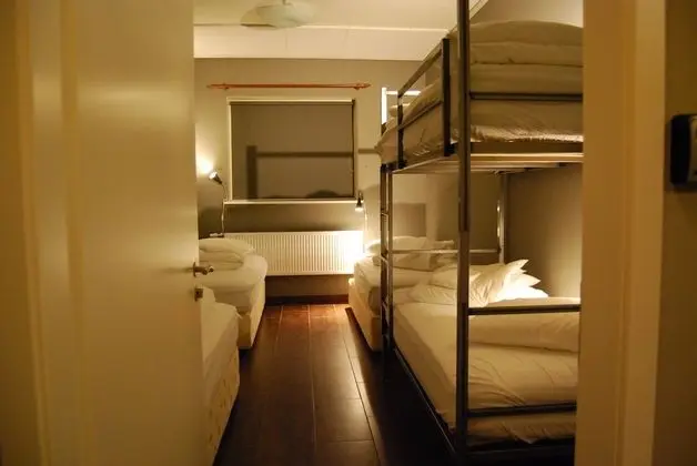 Tek Büyük veya İki Ayrı Yataklı Oda, Birden Çok Yatak, Ortak Banyo (Private Room)