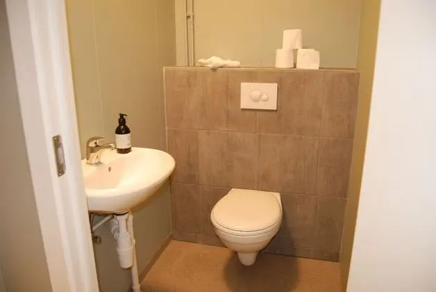 Tek Büyük veya İki Ayrı Yataklı Oda, Birden Çok Yatak, Ortak Banyo (Private Room)