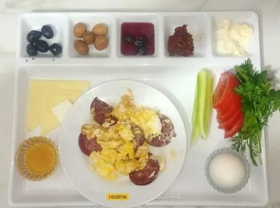 Odada yemek servisi