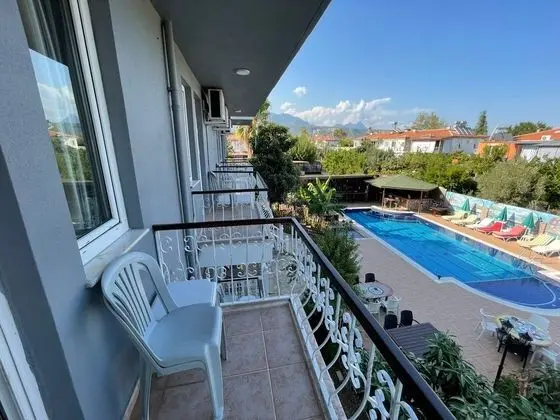 Aile Odası - Havuz Manzaralı