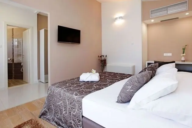 Superior Tek Büyük Yataklı Oda, Balkon, Kısmi Deniz Manzaralı