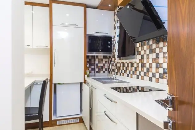 1+1 Apart 4 Kişi, Bahçe Manzaralı, Fransız Balkonlu