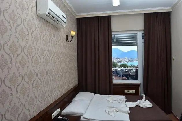 Çift Kişilik, Deniz Manzaralı
