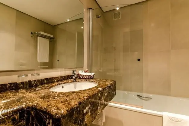 Tek Büyük veya İki Ayrı Yataklı Oda (+ 1 Adult)