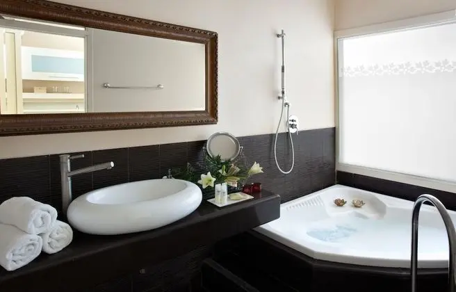 Jacuzzi Deluxe Room with Balcony