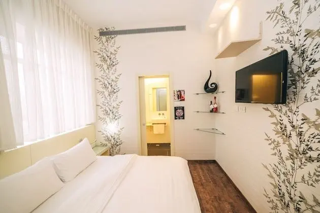 Standard Room - Traditional Decor