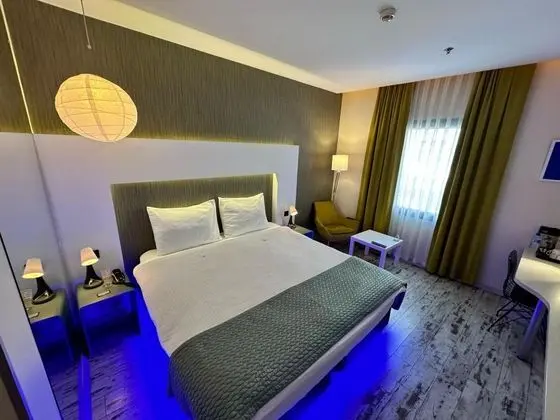 Standart Oda, Sokak Manzaralı