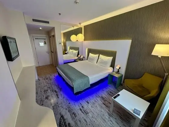 Standart Oda, Sokak Manzaralı