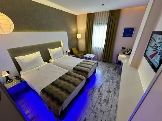 Standart Oda, Sokak Manzaralı